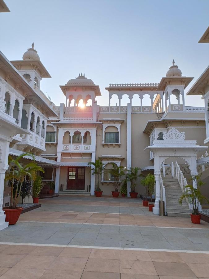Hotel Gautam Lonavala Bagian luar foto