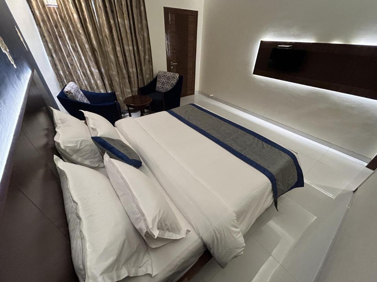 Hotel Gautam Lonavala Bagian luar foto